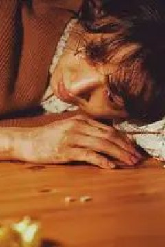 坐白车的女人